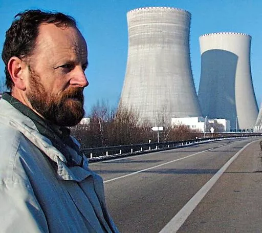 Gerhard Albrecht vor den Kühltürmen von Temelin